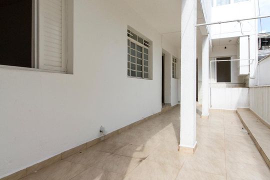 Quintal da Frente e Fachada  de casa para alugar com 2 quartos, 100m² em Chácara Mafalda, São Paulo