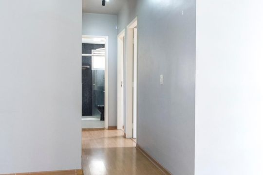 Acesso aos Quartos, Banheiro e Cozinha  de apartamento para alugar com 2 quartos, 56m² em Vila Azevedo, São Paulo
