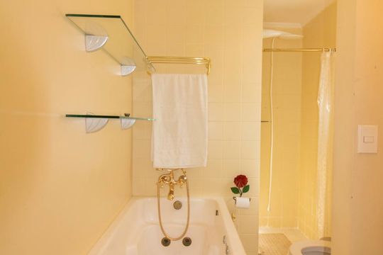 Banheiro  de kitnet/studio para alugar com 1 quarto, 50m² em Itaim Bibi, São Paulo