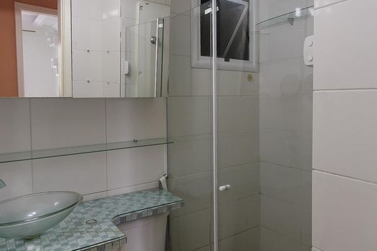Banheiro de apartamento para alugar com 2 quartos, 55m² em Jacarepaguá, Rio de Janeiro