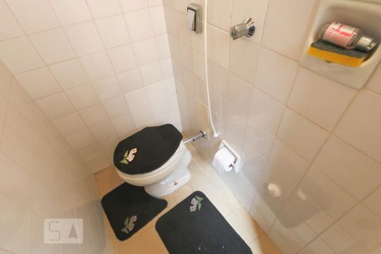 Banheiro de serviço  de apartamento para alugar com 2 quartos, 75m² em Aclimação, São Paulo