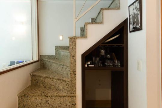 Escada de acesso aos dormitórios de apartamento à venda com 2 quartos, 95m² em Lagoa, Rio de Janeiro