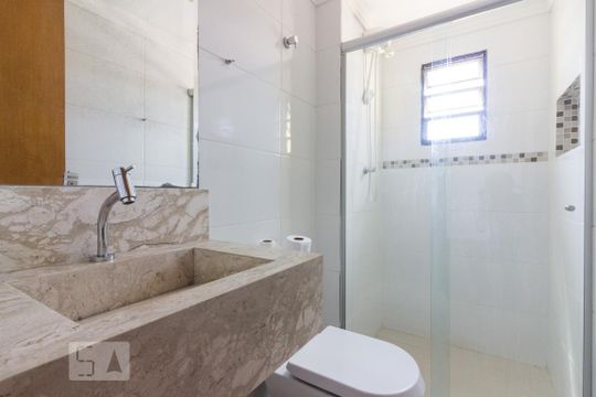 Banheiro de apartamento à venda com 2 quartos, 57m² em Parque Peruche, São Paulo