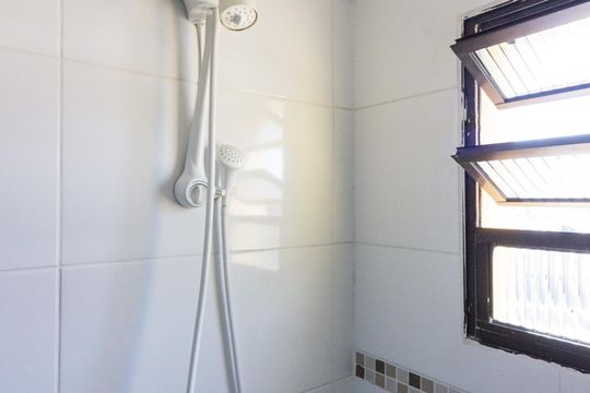 Banheiro de apartamento à venda com 2 quartos, 57m² em Parque Peruche, São Paulo