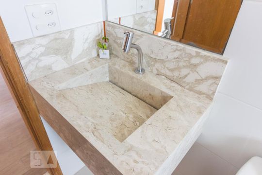 Banheiro de apartamento à venda com 2 quartos, 57m² em Parque Peruche, São Paulo