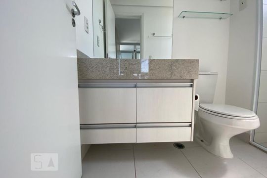Banheiro de kitnet/studio para alugar com 1 quarto, 35m² em Real Parque, São Paulo