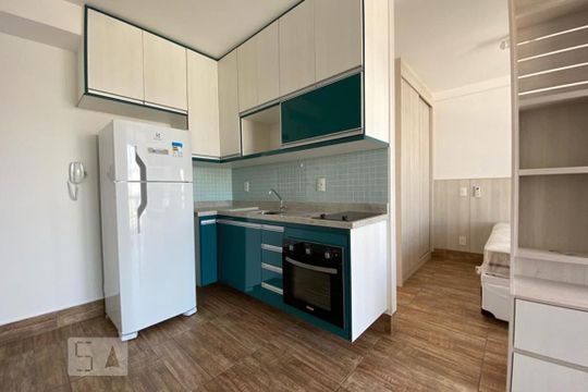 Cozinha de kitnet/studio para alugar com 1 quarto, 35m² em Real Parque, São Paulo