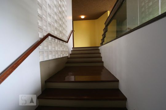 Escadas acesso segundo andar de casa para alugar com 4 quartos, 1000m² em Vila São Francisco, São Paulo