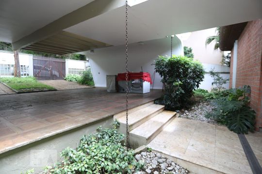 Garagem de casa para alugar com 4 quartos, 1000m² em Vila São Francisco, São Paulo
