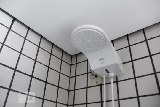 Banheiro de kitnet/studio para alugar com 1 quarto, 27m² em Consolação, São Paulo