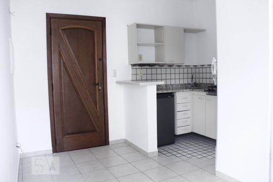 Sala  de kitnet/studio para alugar com 1 quarto, 27m² em Consolação, São Paulo
