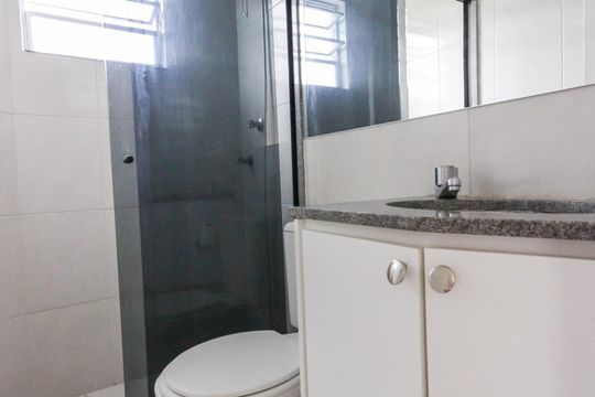 banheiro corredor de apartamento para alugar com 2 quartos, 50m² em Butantã, São Paulo