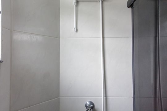 banheiro corredor de apartamento para alugar com 2 quartos, 50m² em Butantã, São Paulo