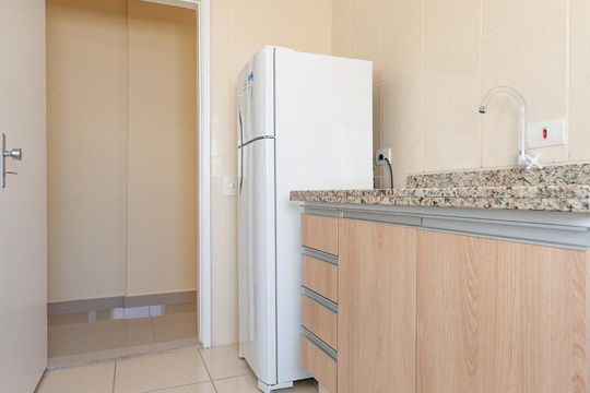 Cozinha de apartamento para alugar com 1 quarto, 45m² em Cambuí, Campinas