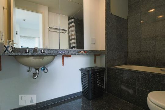 Banheiro de kitnet/studio para alugar com 1 quarto, 35m² em Jardim Paulista, São Paulo