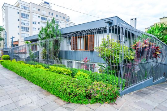 Fachada de casa para alugar com 5 quartos, 416m² em Rio Branco, Porto Alegre