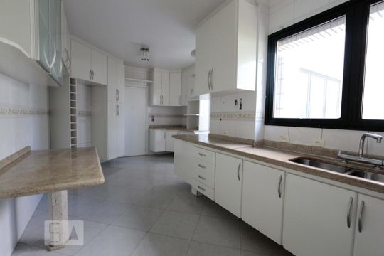 Cozinha de apartamento para alugar com 4 quartos, 227m² em Vila Suzana, São Paulo