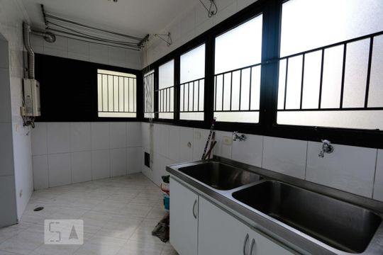 Area de serviço de apartamento para alugar com 4 quartos, 227m² em Vila Suzana, São Paulo