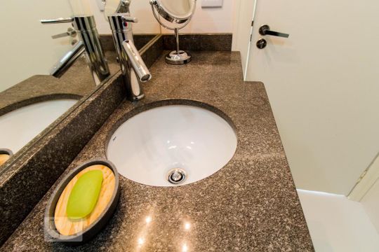 Banheiro de apartamento para alugar com 1 quarto, 58m² em Higienópolis, Porto Alegre