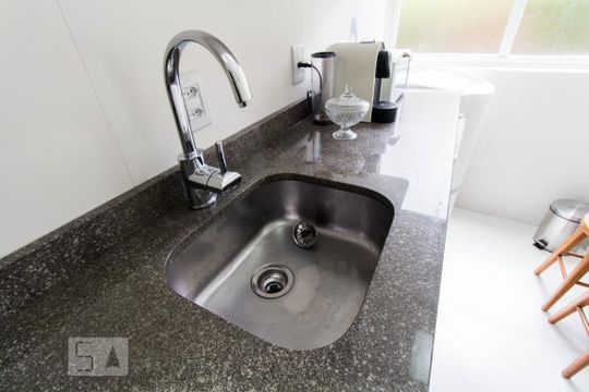 Cozinha de apartamento para alugar com 1 quarto, 58m² em Higienópolis, Porto Alegre