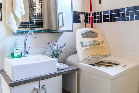 Banheiro de kitnet/studio à venda com 1 quarto, 30m² em Cidade Baixa, Porto Alegre