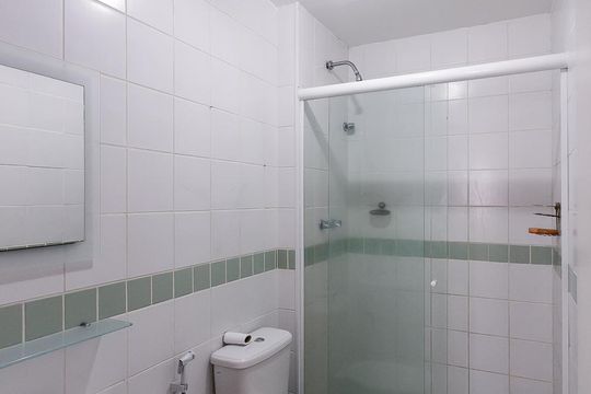 Banheiro Social de apartamento para alugar com 3 quartos, 70m² em Barra da Tijuca, Rio de Janeiro