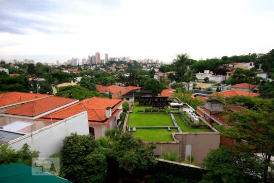 Vista de casa à venda com 3 quartos, 260m² em Pacaembu, São Paulo