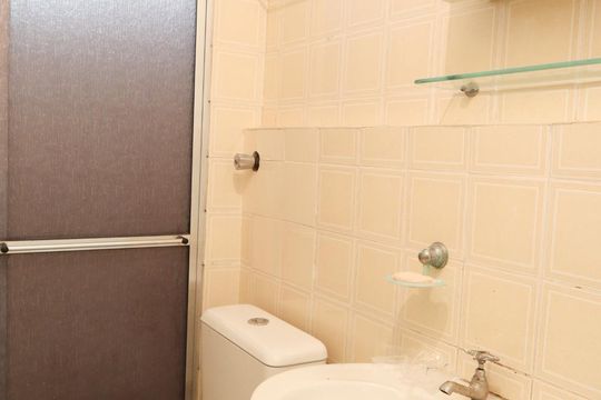 Banheiro de apartamento à venda com 2 quartos, 58m² em Jardim Messina, Jundiaí