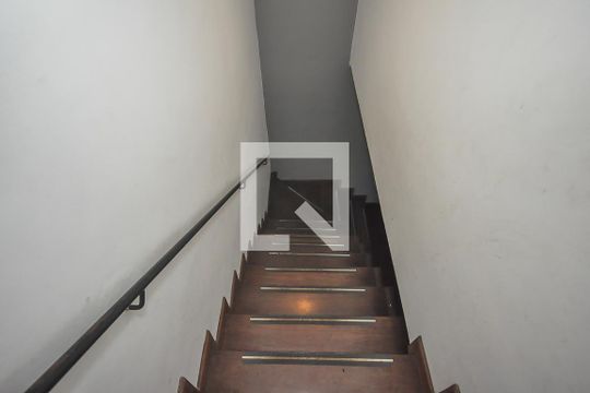 Escada da Casa 1 de casa para alugar com 6 quartos, 280m² em Vila Morse, São Paulo