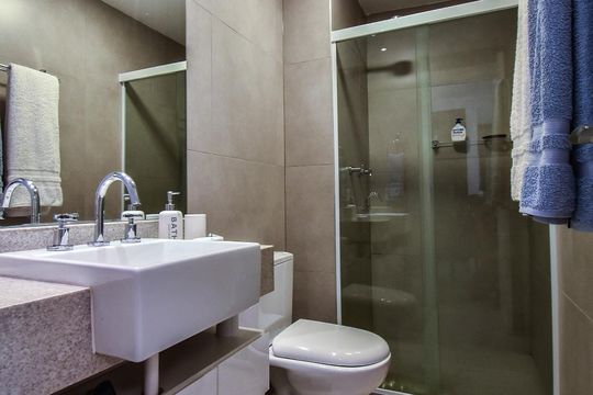 Banheiro de kitnet/studio para alugar com 1 quarto, 55m² em Vila Gertrudes, São Paulo