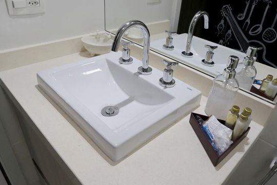 Banheiro de kitnet/studio para alugar com 1 quarto, 31m² em Sumarezinho, São Paulo