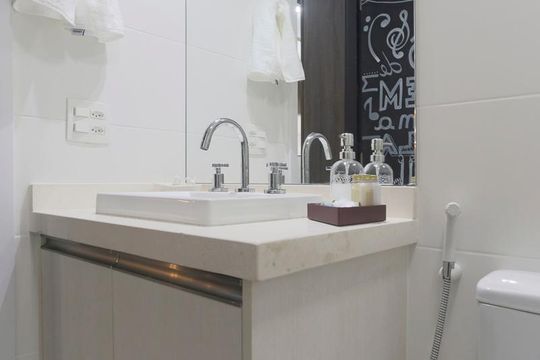 Banheiro de kitnet/studio para alugar com 1 quarto, 31m² em Sumarezinho, São Paulo