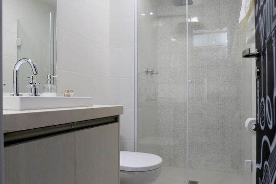 Banheiro de kitnet/studio para alugar com 1 quarto, 31m² em Sumarezinho, São Paulo