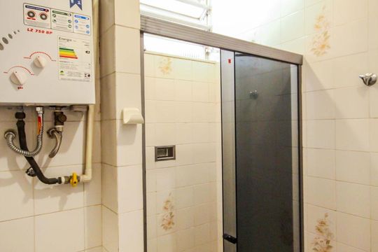 Banheiro de apartamento à venda com 1 quarto, 51m² em Copacabana, Rio de Janeiro
