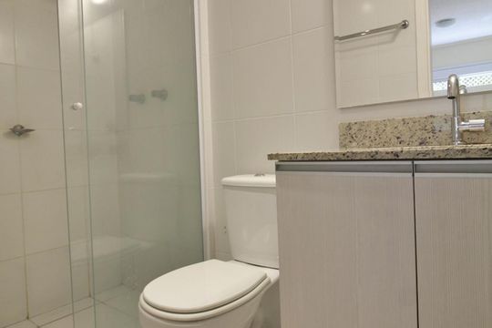 Banheiro da suíte de apartamento para alugar com 2 quartos, 60m² em Jardim das Vertentes, São Paulo