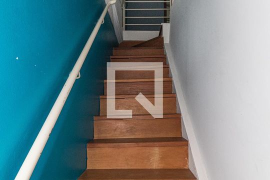 Escada de apartamento para alugar com 3 quartos, 120m² em Centro Histórico, Porto Alegre