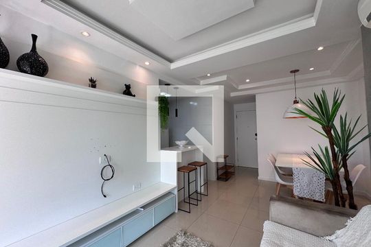 Sala de apartamento para alugar com 2 quartos, 70m² em Barra da Tijuca, Rio de Janeiro