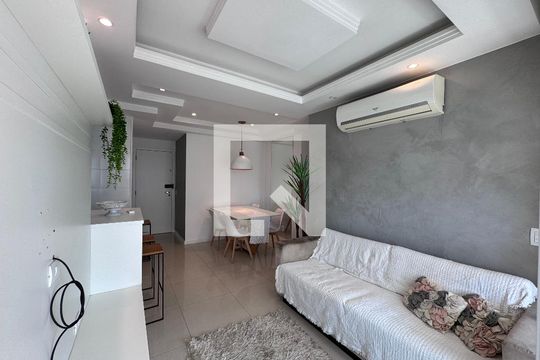Sala de apartamento para alugar com 2 quartos, 70m² em Barra da Tijuca, Rio de Janeiro