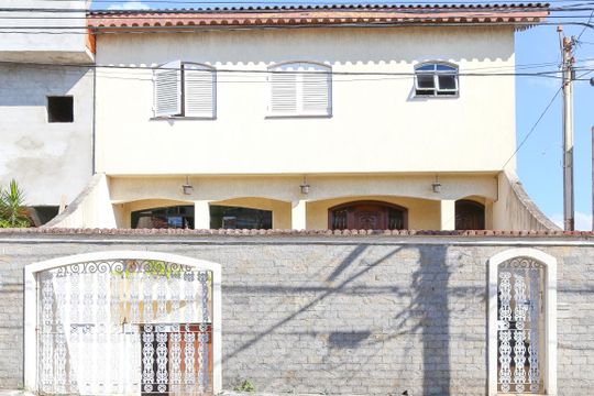 Fachada de casa para alugar com 3 quartos, 380m² em Jardim Japão, São Paulo