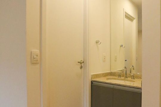 Banheiro de kitnet/studio para alugar com 1 quarto, 31m² em Pinheiros, São Paulo