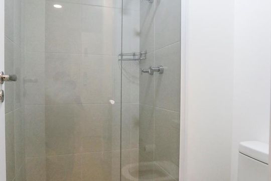 Banheiro de kitnet/studio para alugar com 1 quarto, 31m² em Pinheiros, São Paulo