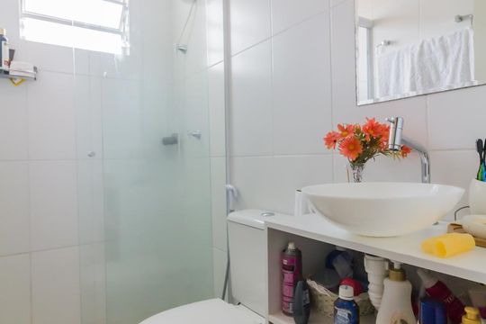 Banheiro de apartamento à venda com 2 quartos, 47m² em Jardim Adriana, Guarulhos