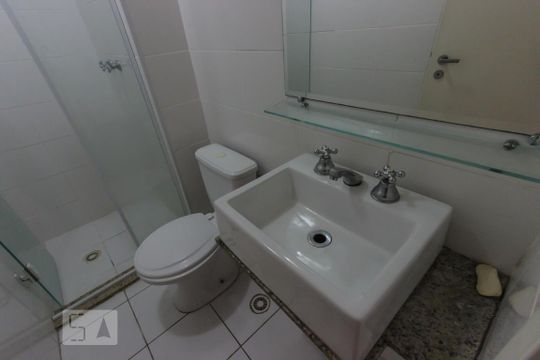banheiro  de apartamento para alugar com 2 quartos, 54m² em Paraisópolis, São Paulo
