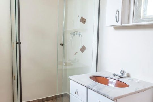 Banheiro de apartamento à venda com 2 quartos, 75m² em Centro Histórico, Porto Alegre