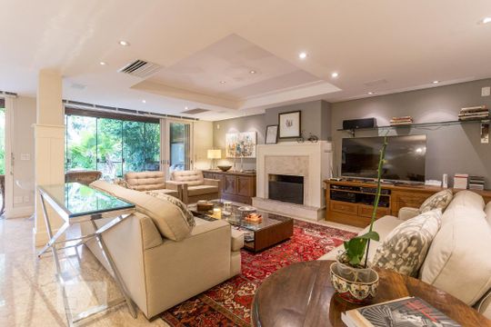 Sala de casa de condomínio à venda com 4 quartos, 520m² em Três Figueiras, Porto Alegre