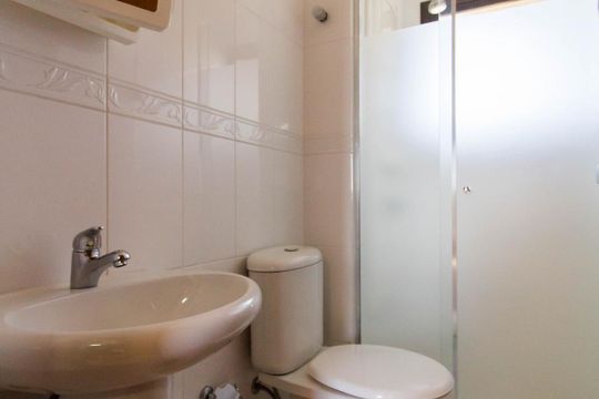 Banheiro de apartamento à venda com 3 quartos, 112m² em Passo da Areia, Porto Alegre