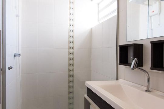 Banheiro de apartamento para alugar com 2 quartos, 40m² em Rio Branco, Porto Alegre