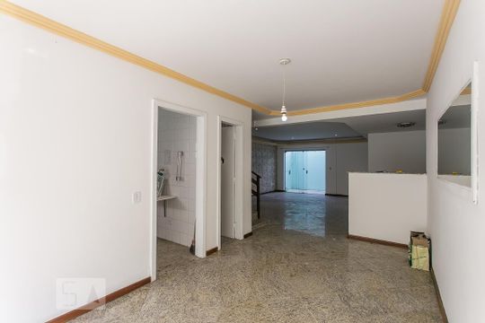 Sala de casa de condomínio para alugar com 4 quartos, 240m² em Recreio dos Bandeirantes, Rio de Janeiro