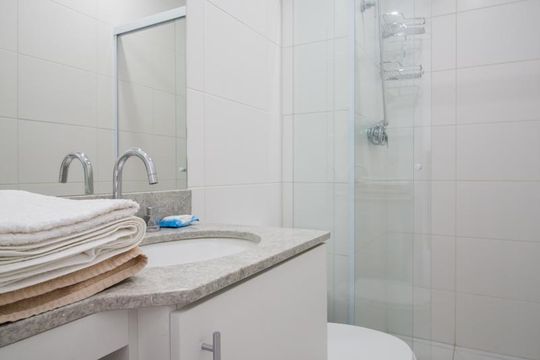 Banheiro social de kitnet/studio para alugar com 1 quarto, 35m² em Pinheiros, São Paulo