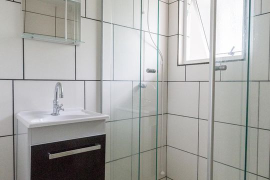 Banheiro de apartamento à venda com 2 quartos, 60m² em Camaquã, Porto Alegre